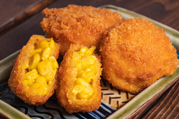 とうもろこしの粒がたくさん入った、とうもろこしコロッケ。