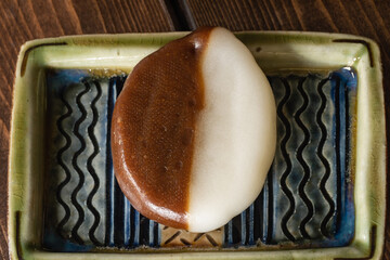 茶色と白色の二色のべこもち。北海道ではよく食べられる和菓子の一つ。