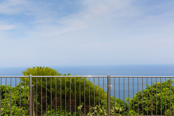 都井岬灯台から見る若葉と太平洋	