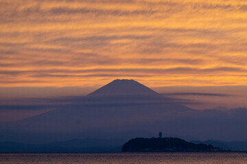 神奈川県逗子海岸から見た夕暮れの富士山と江ノ島の光景

