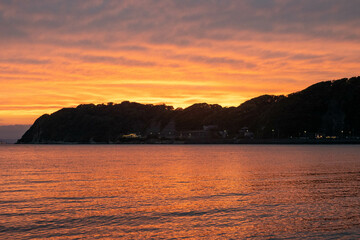神奈川県逗子海岸から見た夕暮れと披露山
