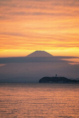 Fototapeta na wymiar 神奈川県逗子海岸から見た夕暮れの富士山と江ノ島の光景 