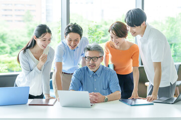 Obraz premium パソコンの画面を注目する人々