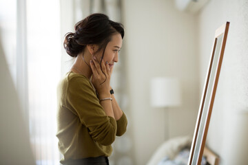 鏡を見る若い女性