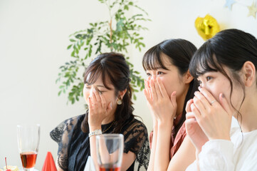 好きな芸能人が結婚してしまった女子会のイメージ