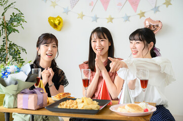 女子会のイメージ　アイドルの推しメンで盛り上がる