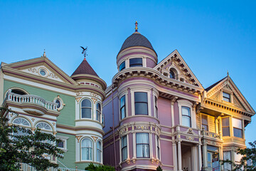 Fototapeta na wymiar Iconic victorian houses in San Francisco, CA