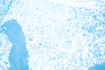 キラキラした水面と腕の影