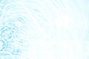Fototapeta na wymiar 水面に広がっていくキラキラした波紋