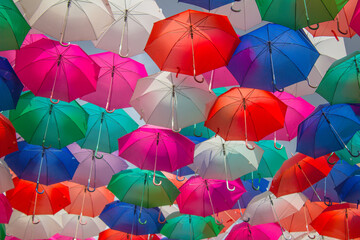 Fototapeta na wymiar Hermosa y colorida foto de unos paraguas de colores.