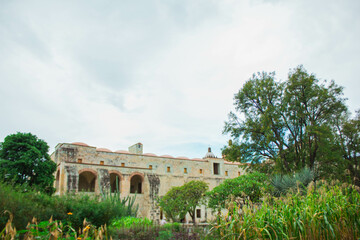 Fototapeta premium Preciosa toma del Jardín Etnobotánico de Oaxaca en un día nublado.