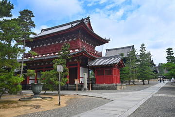 7月の朝に大伽藍が続く京都市妙心寺を歩く