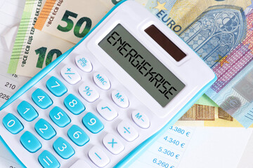 Euro Geldscheine, Taschenrechner und die Energiekrise