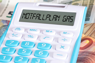 Euro Geldscheine, Taschenrechner und Notfallplan Gas