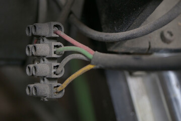 Electrical cable connection terminal block