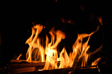 燃え上がる炎　焚火