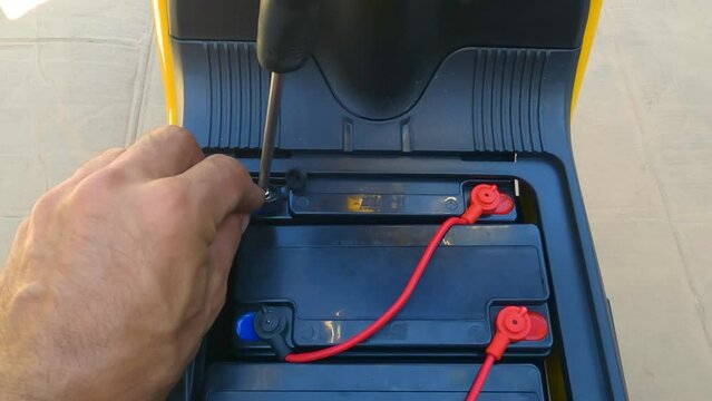 Assembling and connecting the battery to the electric bike