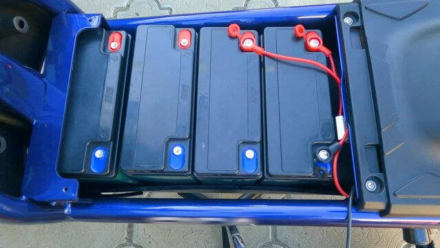 Connecting the battery to the electric bike