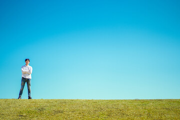 青空と白シャツ男性