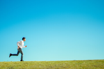 青空と白シャツ男性