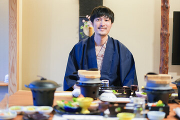 旅館の料理と男性