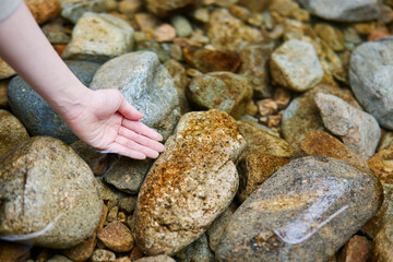 綺麗な川と若いにほ人女性