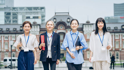 ビジネス街を歩くさまざまな年代のビジネスウーマンたち