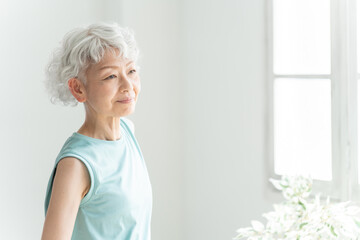 グレイヘアのシニア女性