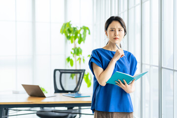 モダンなオフィスで悩むビジネスウーマン