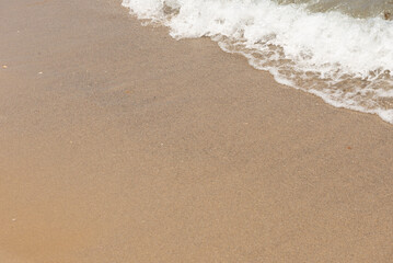 Fototapeta na wymiar 砂浜に寄せる波