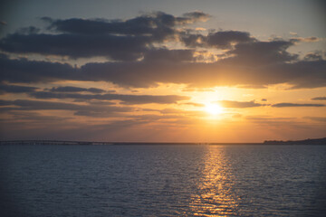 Obraz premium 沖縄の離島 宮古島の美しい夕焼け 夕日に照らされた海と空の風景