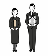 位牌を持つ喪服の男女