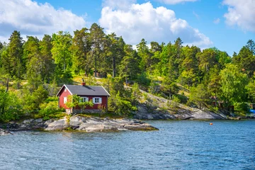Fotobehang Kleine rode hut aan de scandinavische kust © pyty