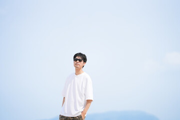 夏の空と男性モデル