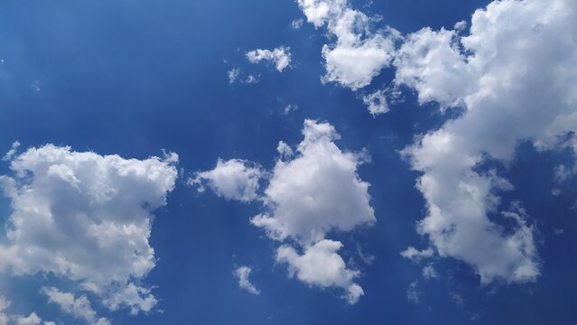 photo of a blue sky with voluminous white clouds
