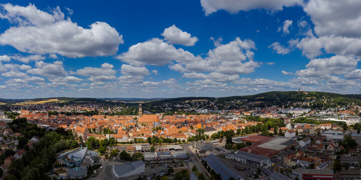Luftansicht von Amberg in der Oberpfalz, blauer Himmel mit Wolekn, Sonnenschein