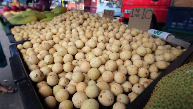 Closeup image of lanzones lansium langsat  along the street with blurry price in the background