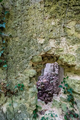 Un petit trou s'est formé dans le mur de la maisonnette en ruine