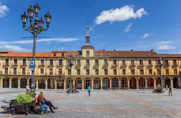 Obraz premium People enjoying the sun at the Plaza Mayor of Leon, Spain