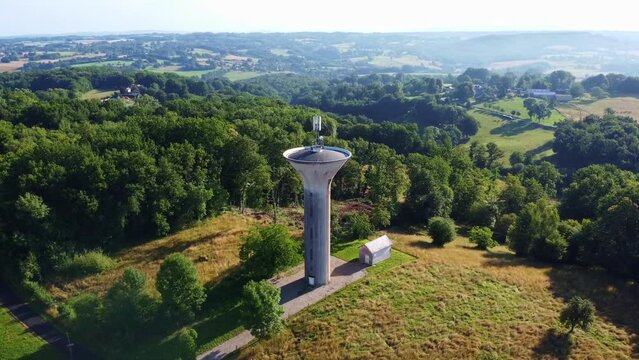 Ch&acirc;teau d'eau &agrave; proximit&eacute; d'un petit village et au sommet de la colline. Vue circulaire du Ch&acirc;teau d'Eau par un drone.