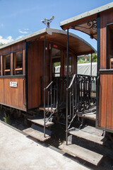 Fototapeta premium Vieux wagons de bois avec leurs rampes et leurs escalier d'accès