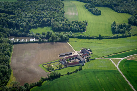 vue a&eacute;rienne d'une ferme &agrave; Parnes dans l'Oise en France