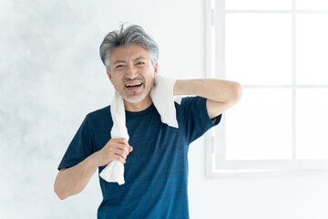 汗を拭くシニア男性（運動・スポーツ・健康・ヘルスケア）