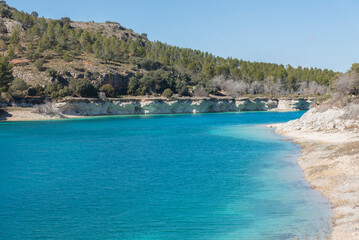 Agua azul turquesa en el parque natural Lagunas de Ruidera. Castilla La Mancha, España. Tendrán nuevo centro de interpretación. Foto de alta calidad
