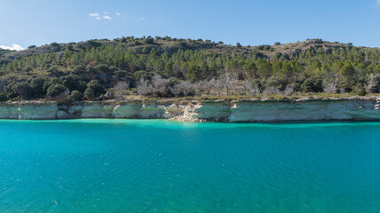 Fototapeta na wymiar Agua azul turquesa en el parque natural Lagunas de Ruidera. Castilla La Mancha, España. Tendrán nuevo centro de interpretación. Foto de alta calidad 