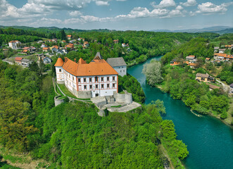 Obraz premium Old Castle and town Ozalj on a cliff over the Kupa