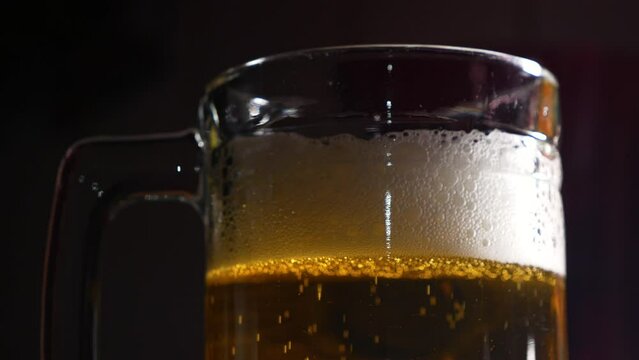 Static view of beer foaming at the top of the glass.