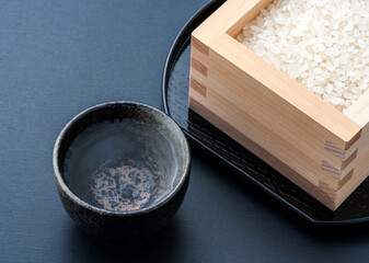 日本酒と枡に入った米
