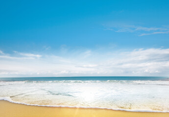 Fototapeta na wymiar Welle an sandstrand vor blauem Meer