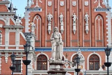 Fototapeta na wymiar Statue of Rolands and facade of Black Heads house in centre of Riga old town